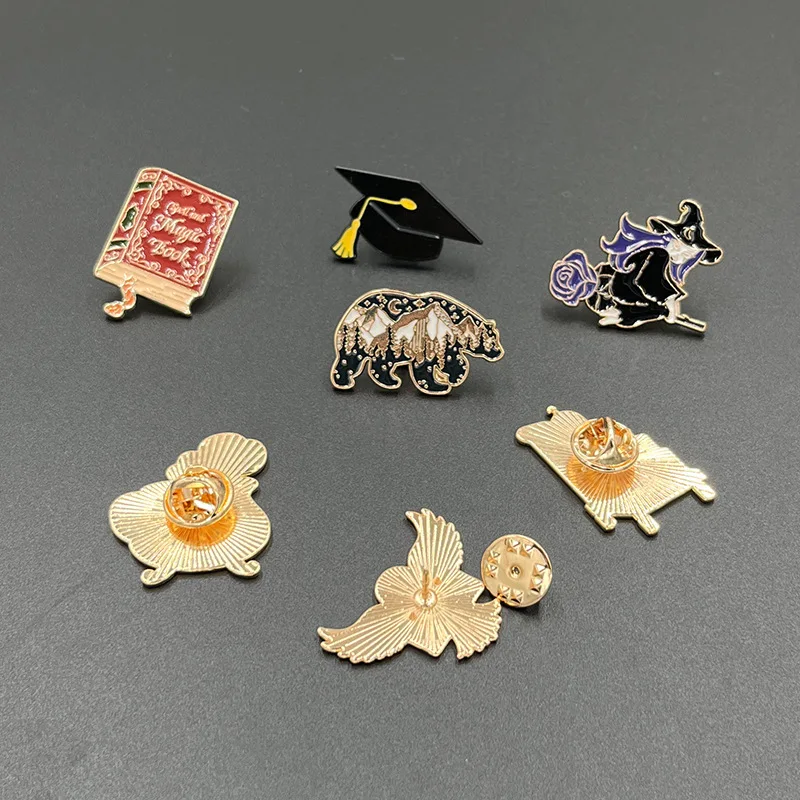 New movie merchandise brooch,  - Anime Kingdom Merchandise 评论和价格